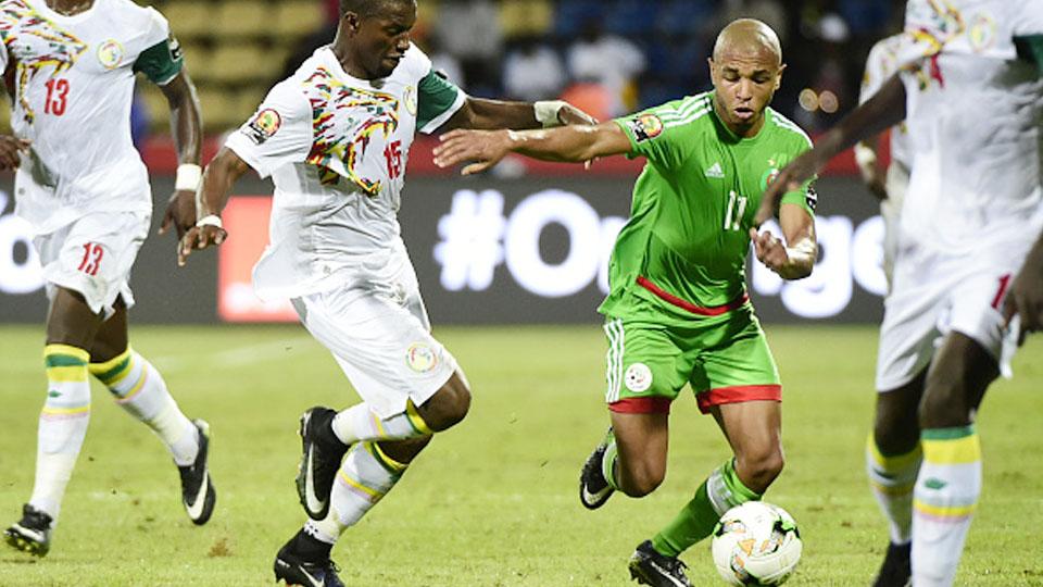 Papakouli Diop (kiri) mendapat kawalan katat dari Yacine Brahimi. - INDOSPORT